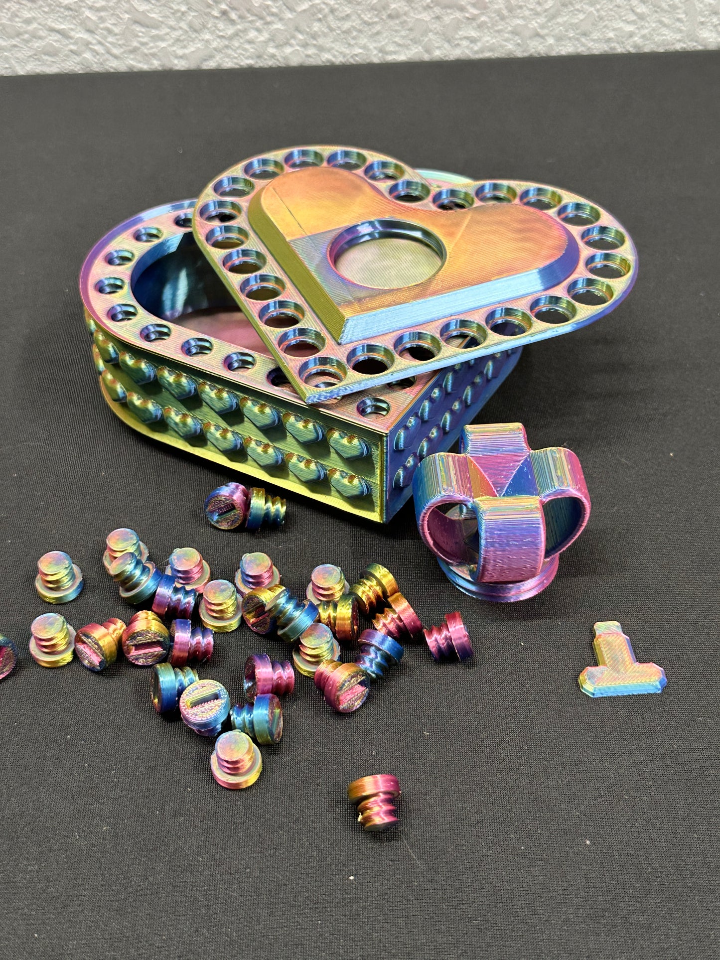 Heart Annoying Gift Box w/ 25 bolts - Golden/Purple/Red/Blue